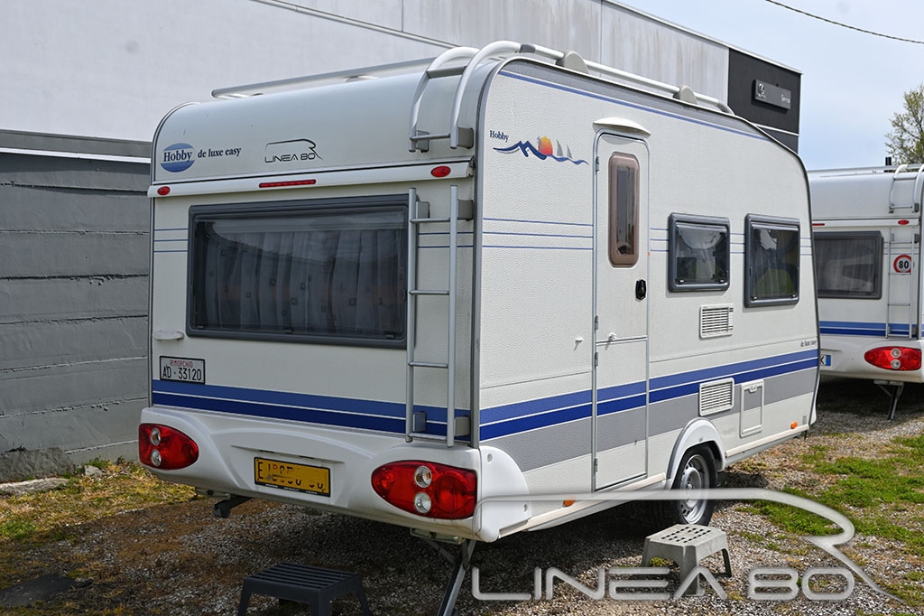 Caravan usata Hobby De Luxe Easy 400 KB Vendita caravan usata Hobby De Luxe Easy 400 KB, disponibile presso Linea80, concessionario di Camper e caravan che lavora nelle province di Venezia, Padova, Treviso, Verona, Rovigo, Vicenza, Belluno, Trieste, Udine, Ferrara o Pordenone