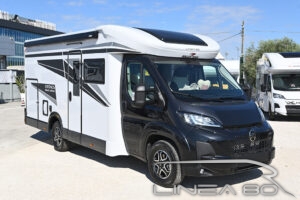 Vendita camper nuovo Roller Team Kronos 295 TL Black Edition Selekt, disponibile presso Linea80, concessionario di Camper e caravan che lavora nelle province di Venezia, Padova, Treviso, Verona, Rovigo, Vicenza, Belluno, Trieste, Udine, Ferrara o Pordenone